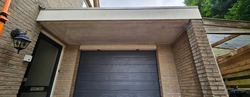 Voor: overstek boven een garagedeur, de onderkant grijs en groen
