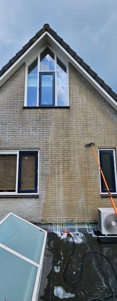 Puntgevel met een telescoopsteel en borstel, met een glazen overkapping onderin