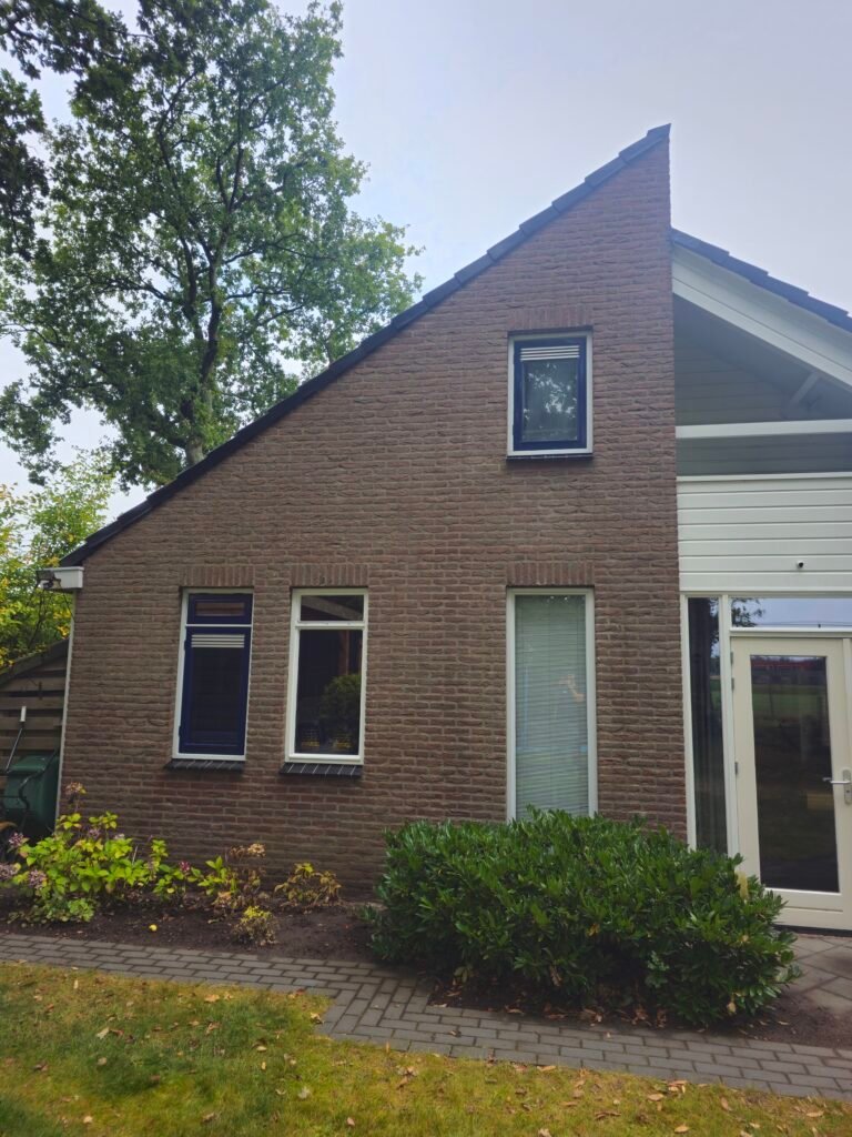 Na: dezelfde puntgevel, gereinigd en geïmpregneerd